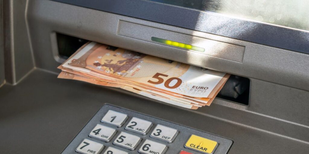 دليلك لاختيار ماكينة عد النقود المناسبة بأقل تكلفة وأفضل عرض